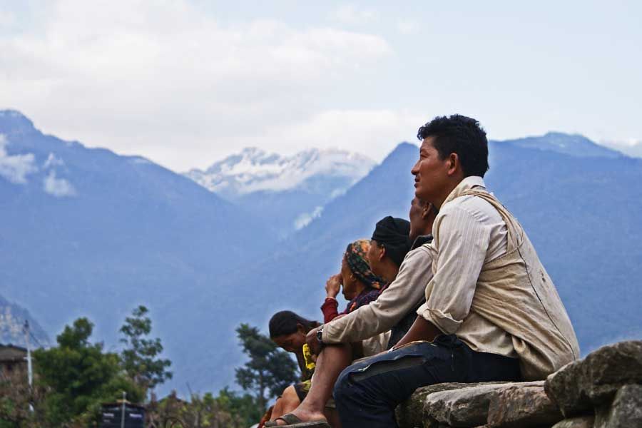 nepal-people-himalayas-sikles1